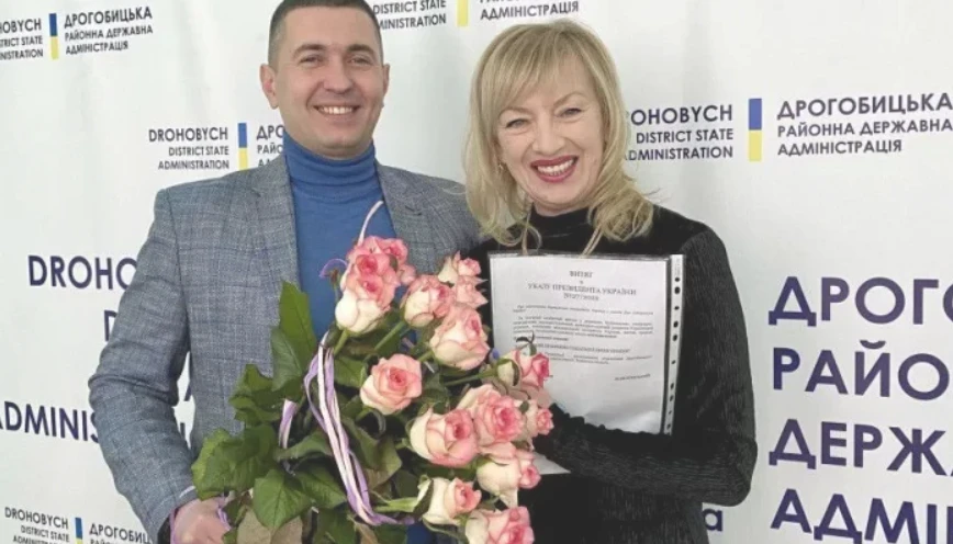 Голова Дрогобицької РДА Степан Кулиняк вітає керівницю управління праці та соціального захисту Галину Чаплю з отриманням почесного звання "Заслужений працівник соціальної сфери України"