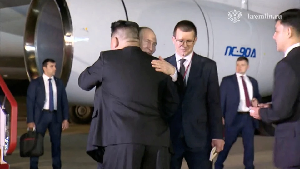Путін і Кім Чен Ин в аеропорту Пхеньяну, Північна Корея, 19 червня 2024 року