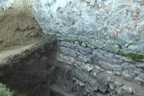 Північний мур Меджибізької фортеці складається з двох частин — нижньої та верхньої, зробленої не дуже якісно