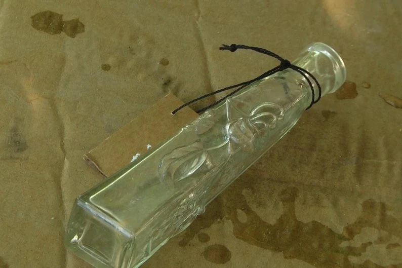Пляшечка від парфуму, яку знайшли про розкопках північного муру Меджибізької фортеці