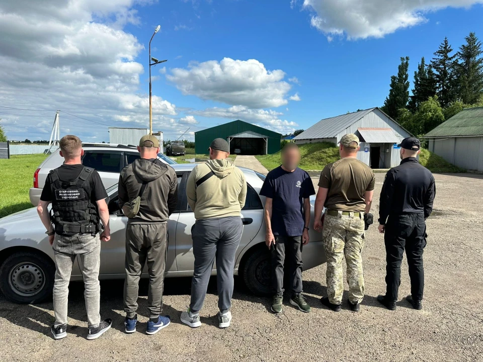 Водій таксі за 4 тис. євро підшукував "клієнтів" для поїздки до Румунії в обхід пунктів пропуску