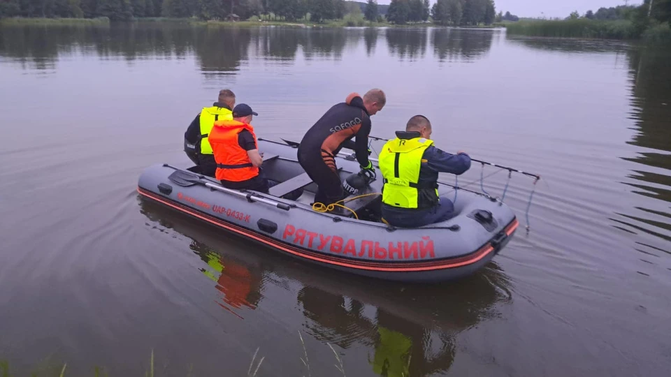 На Волині чоловік намагався перепливти ставок і пішов під воду. Його шукають
