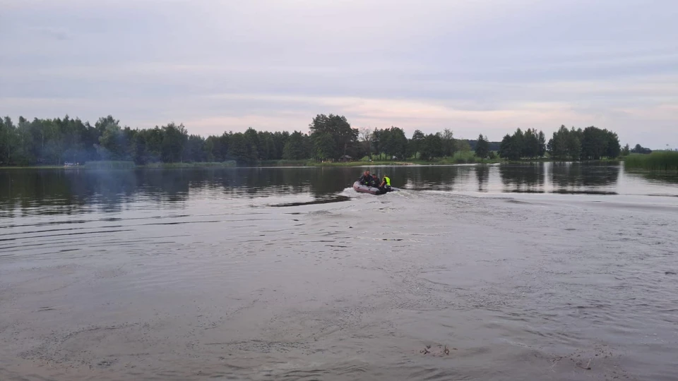 На Волині чоловік намагався перепливти ставок і пішов під воду. Його шукають