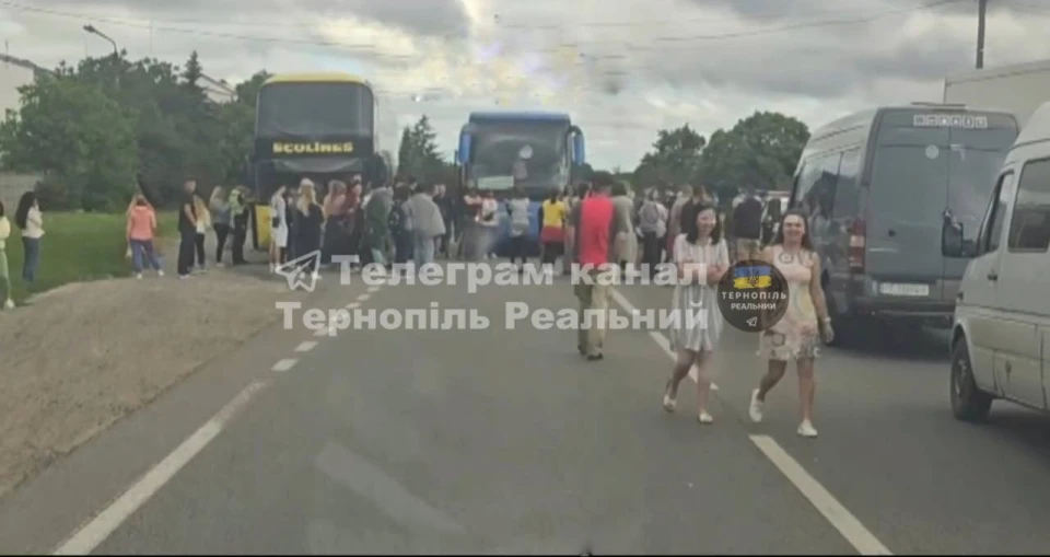 На трасі Тернопіль - Львів працівники ТЦК хотіли мобілізувати водія автобуса, люди перекрили дорогу