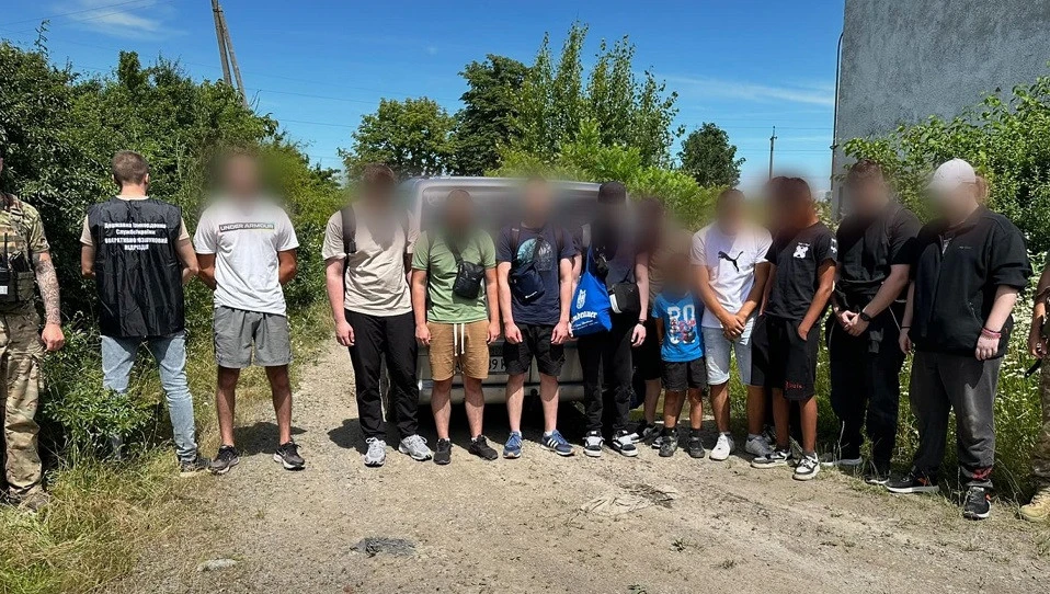 На Закарпатті зупинили автівку з чоловіками, які нелегально планували потрапити до Угорщини. Їх на березі Тиси чекали троє підлітків з човном