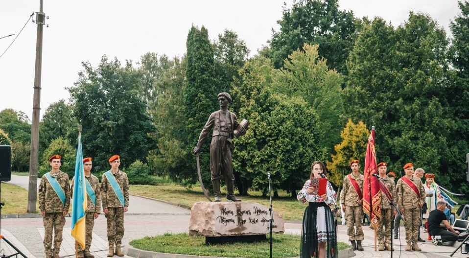 У Тернополі встановили скульптуру Джура на честь молодих воїнів