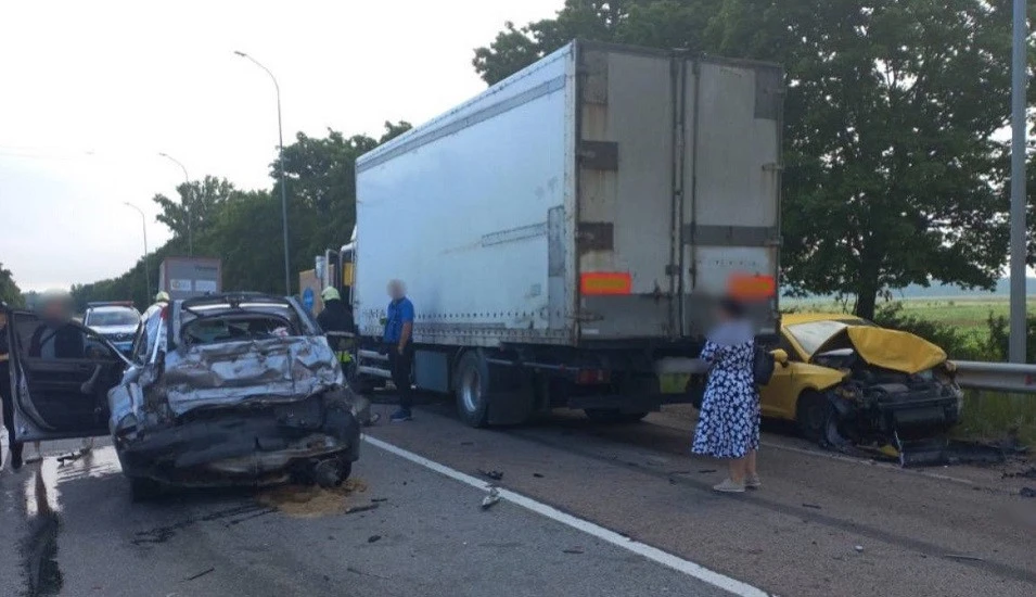 На трасі Київ — Чоп сталася потрійна ДТП з потерпілими