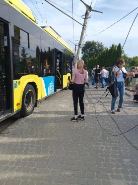 У Львові тролейбус влетів у стовп