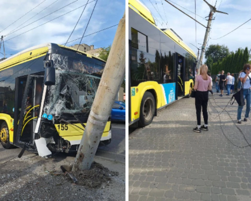 У Львові тролейбус влетів у стовп