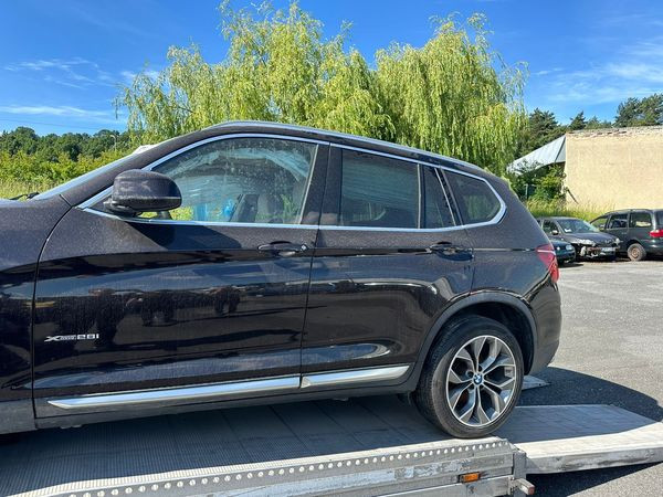 Керівник благодійного фонду намагався ввезти в Україну "комерційний" BMW під виглядом гумдопомоги