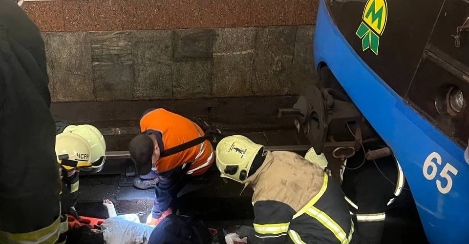тіло жінки з-під вагону метро