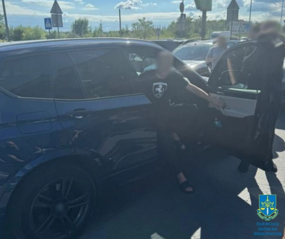 Львів'янина підозрюють у незаконному переправленні за кордон чоловіків