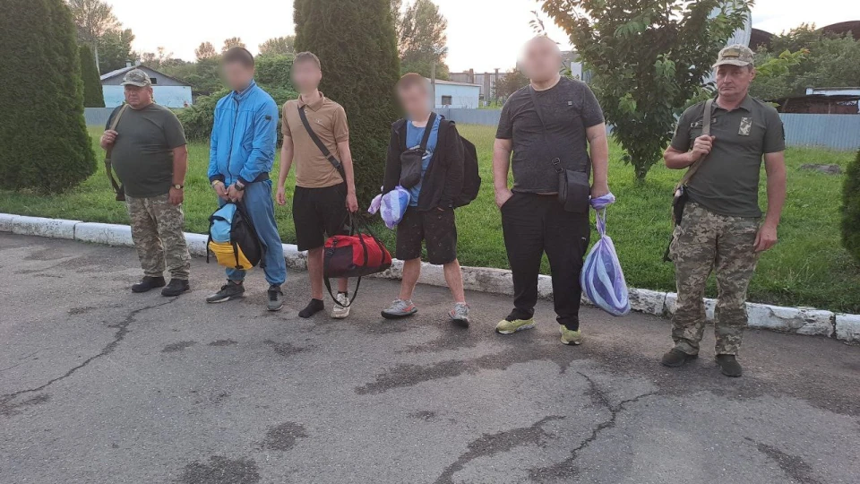 На березі Тиси затримали чоловіків з гумовим човном і жилетами