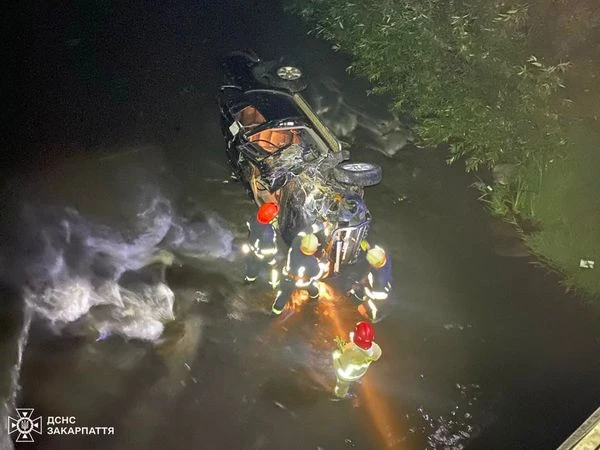 деблокували з салону водія, автомобіль якого впав у річку