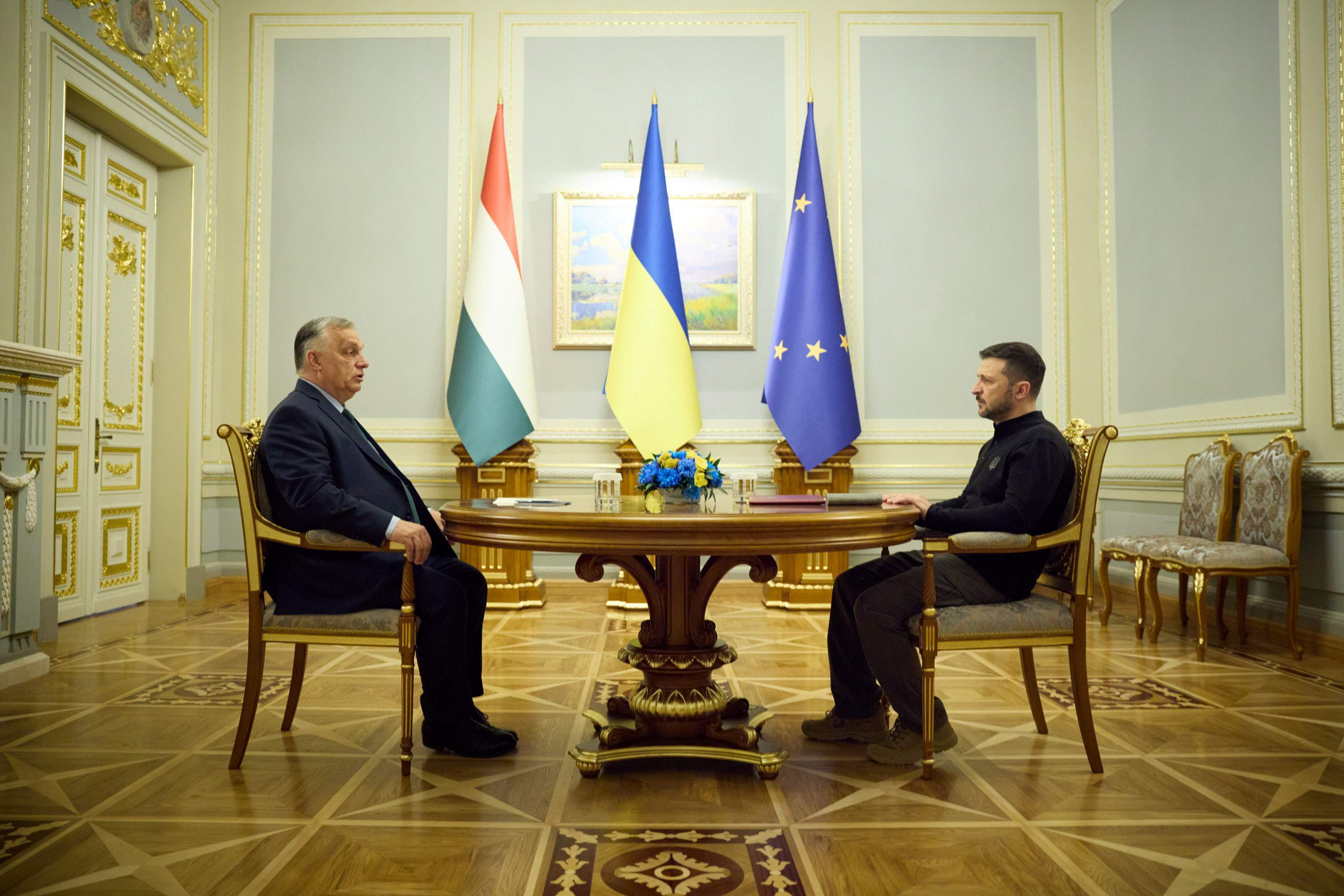 Віктор Орбан і Володимир Зеленський за столом перемовин