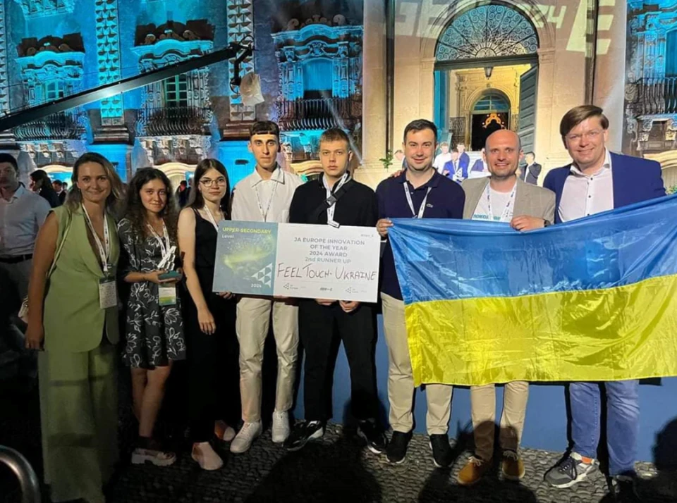 Студенти зі Львівщини створили пристрій, який допомагає людям з інвалідністю керувати ґаджетами