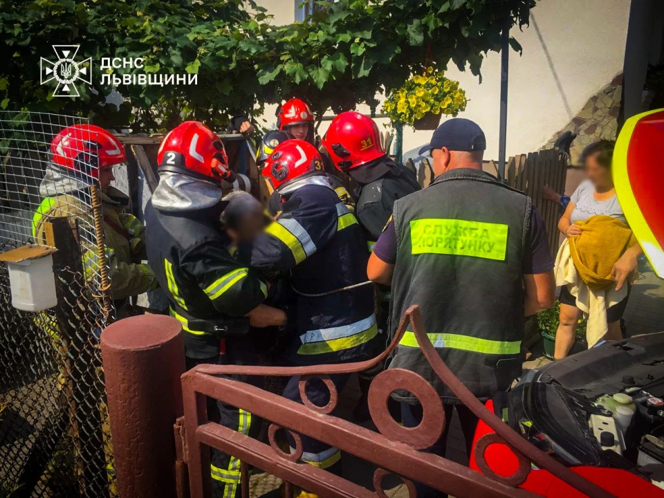 Біля Львова жінка впала у криницю