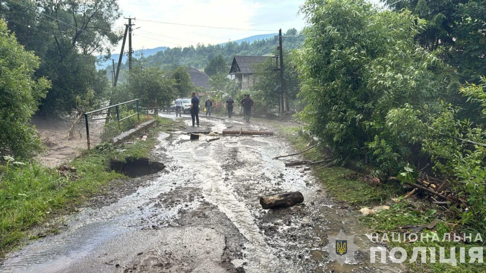 Негода на Закарпатті: течія річки віднесла жінку, її шукає поліція та рятувальники