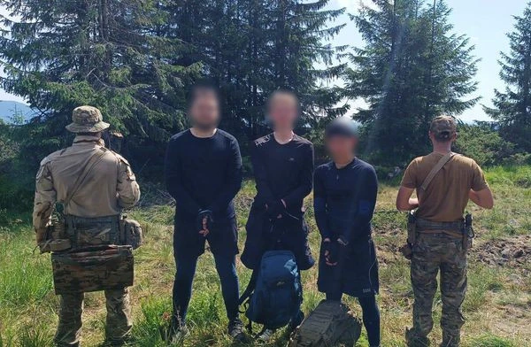 На Закарпатті затримали чоловіків, які намагалися втекти з України