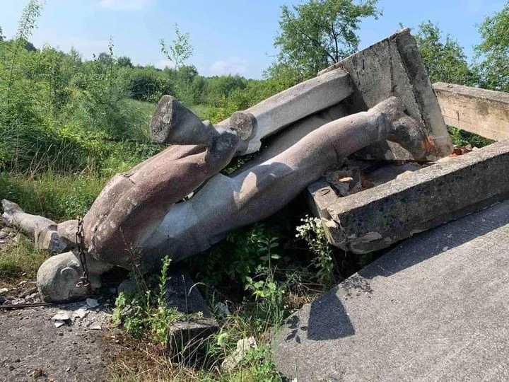 У селі на Прикарпатті демонтували пам'ятник радянському солдату