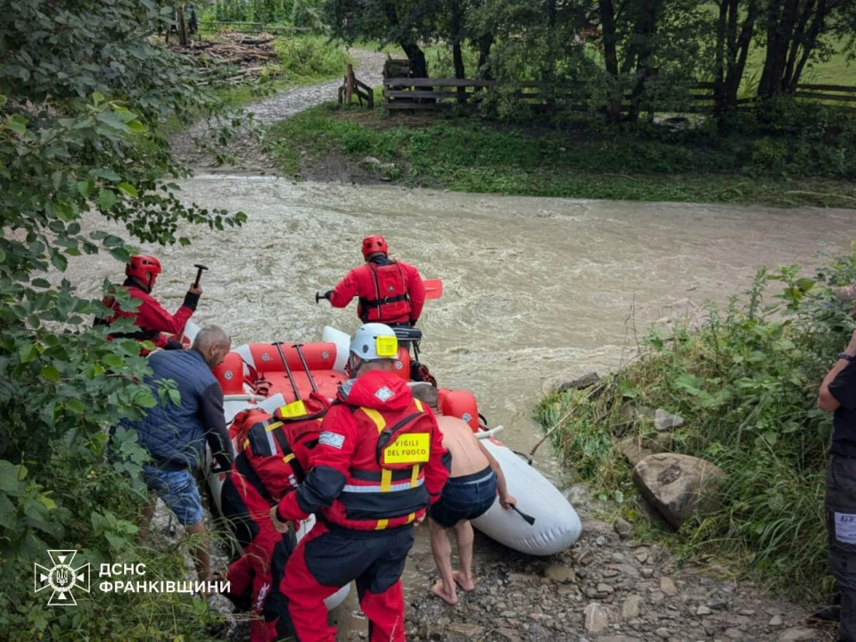 На Прикарпатті мама з двома дітьми впали у річку: 9-річна дівчинка загинула