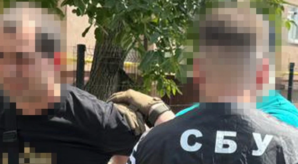 Вимагав хабарі в імпортерів: на Прикарпатті затримали одного з головних митників