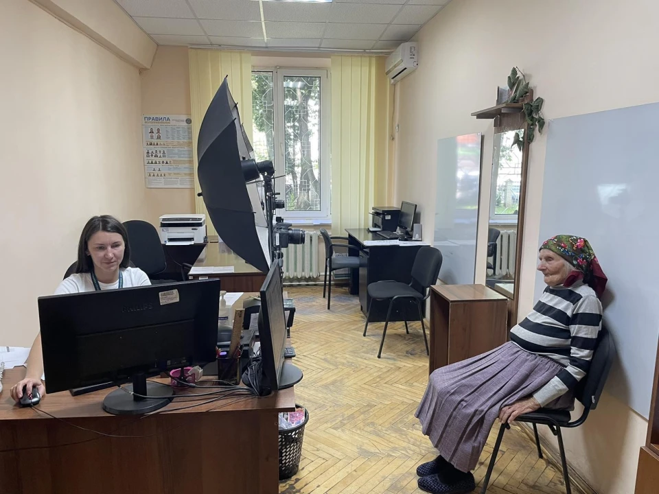 прикарпатка оформляє закоржонний паспорт