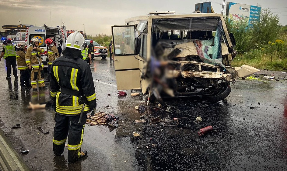 Біля Львова сталася масштабна ДТП за участі вантажівки і рейсового автобуса