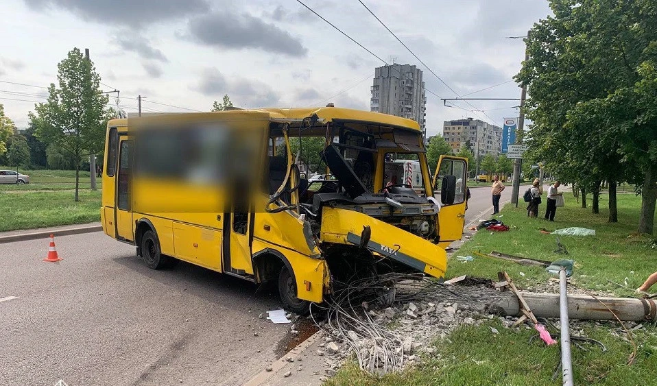 У Львові на Сихові сталася ДТП з маршруткою: є потерпілі та обрив електромережі