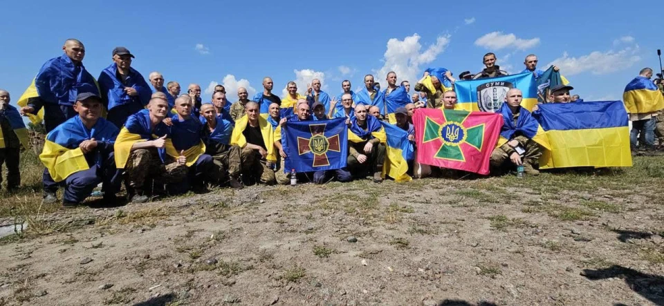 Звільнені з російського полону військові.