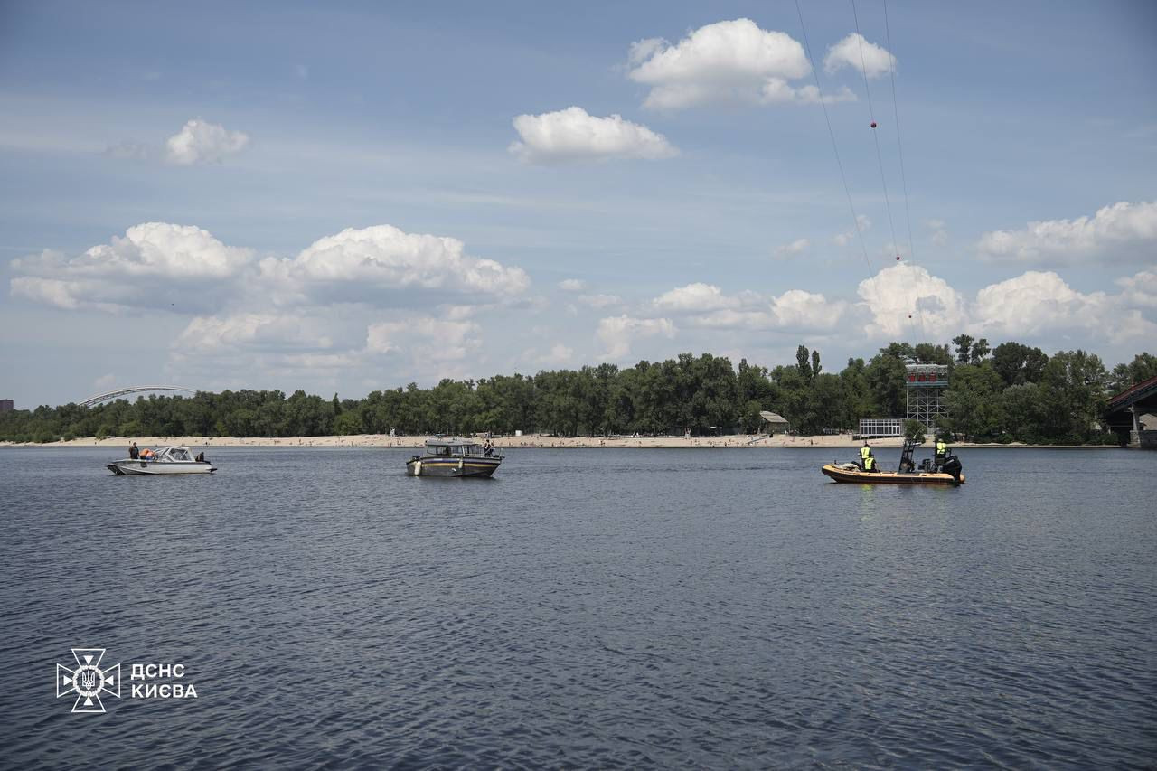 , біля Пішохідного мосту, обірвалася канатна дорога
