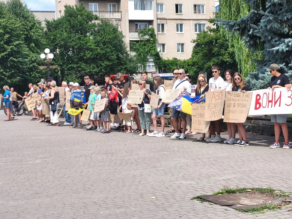 На Волині пройшла акція на підтримку захисників Маріуполя, які 26 місяців перебувають у російському полоні