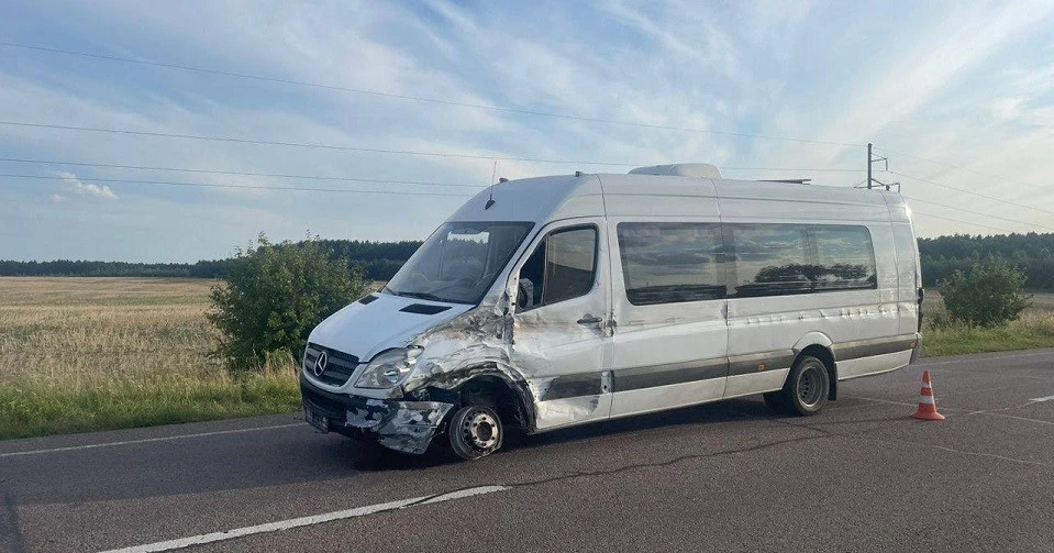На Волині маршрутка влетіла у вантажівку, троє людей отримали травми