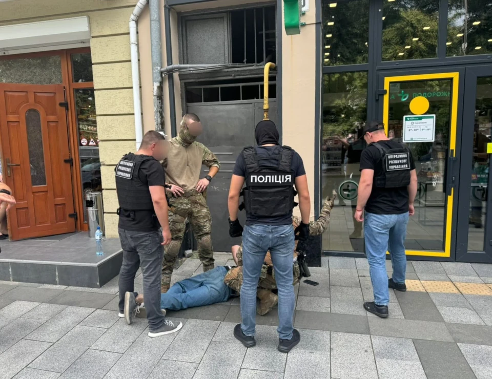 На околиці Ужгорода затримали закарпатців, які за винагороду переправляли чоловіка за кордон