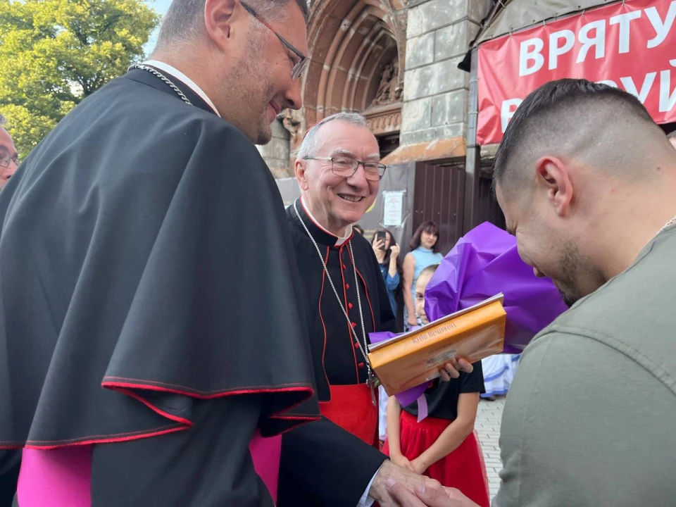 Держсекретар Ватикану П'єтро Паролін (по центру)