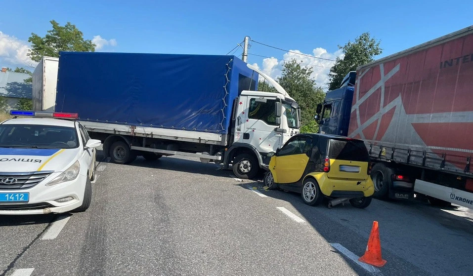 Біля Львова Smart зіткнувся з вантажівкою, одна людина в лікарні