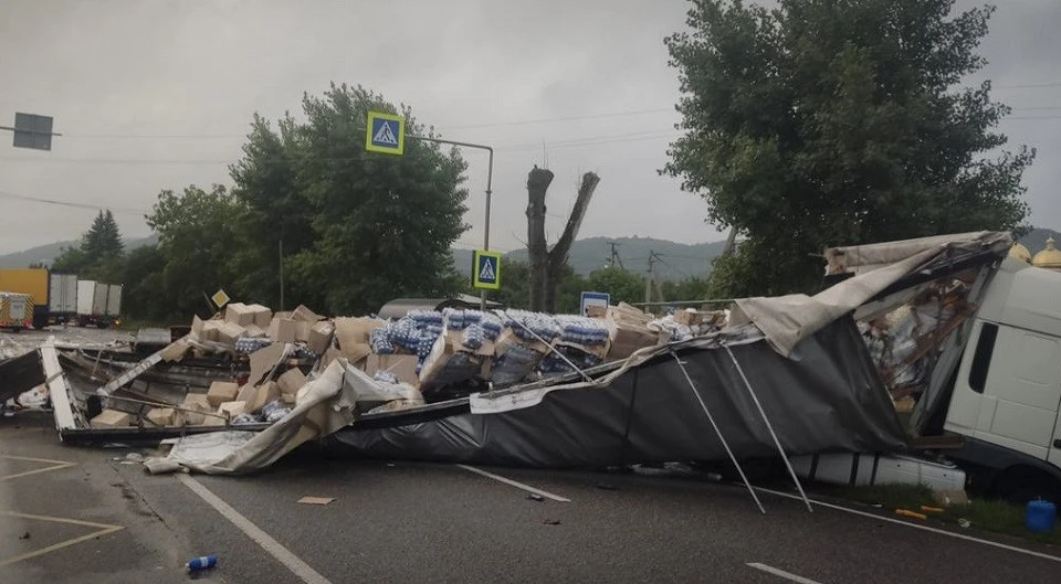 На трасі Львів - Тернопіль зіткнулися дві вантажівки: одного з водіїв деблокували рятувальники