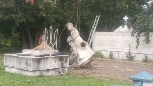 У селі Тужилів на Прикарпатті знесли радянський пам'ятник