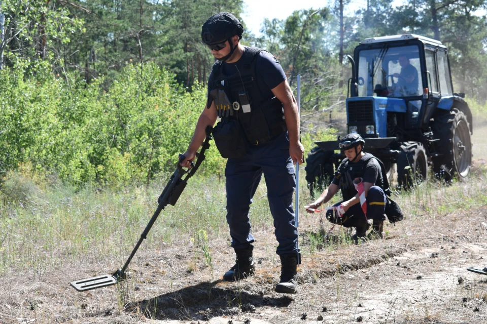 Волинські сапери розміновують Донеччину