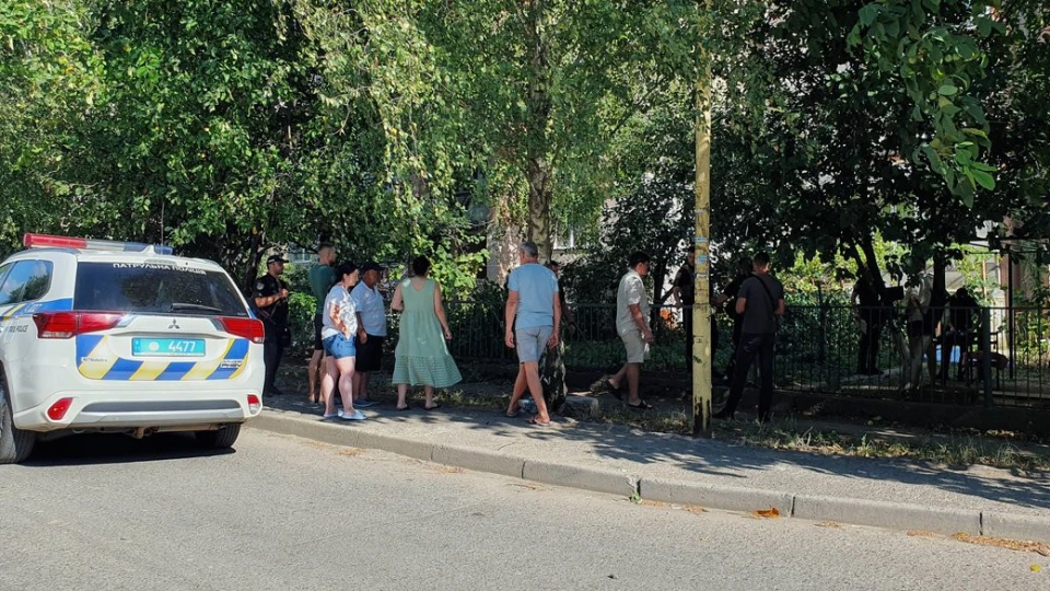 В Ужгороді з вікна багатоповерхівки впала жінка