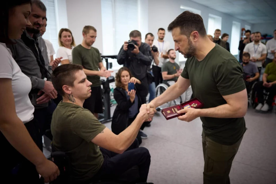 Зеленський поспілкувався з воїнами, які проходять лікування та реабілітацію у госпіталі на Рівненщині