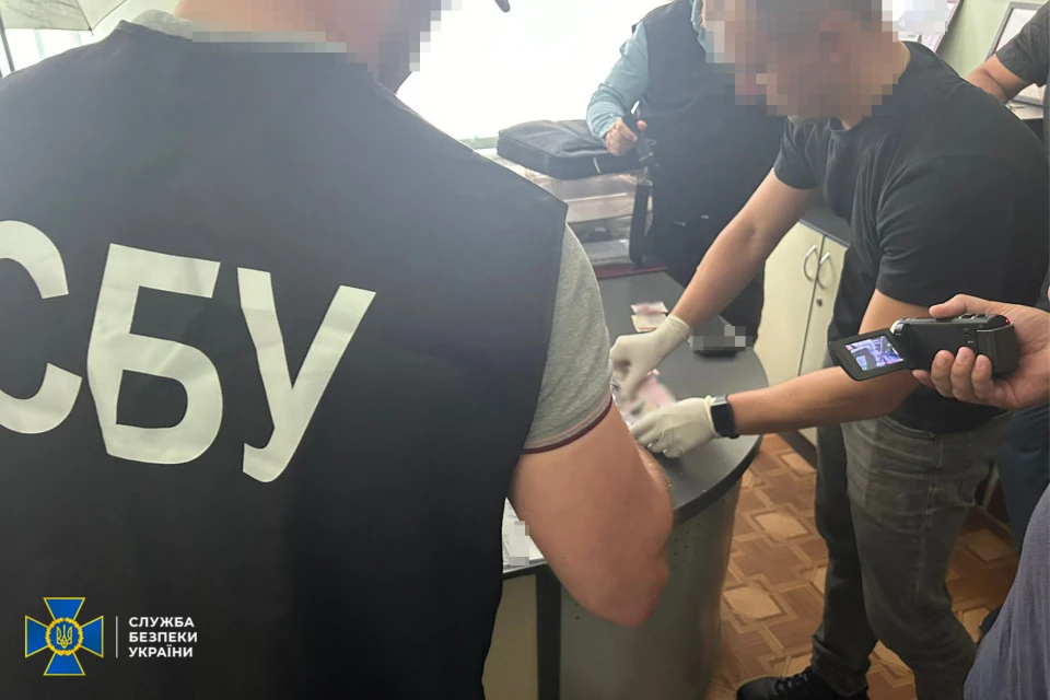 затримання чиновника міграційної служби