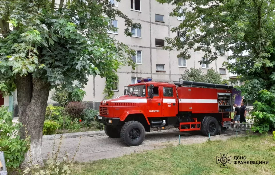 У Бурштині горіла квартира у багатоповерхівці: двох людей евакуювали, дві тварини загинули