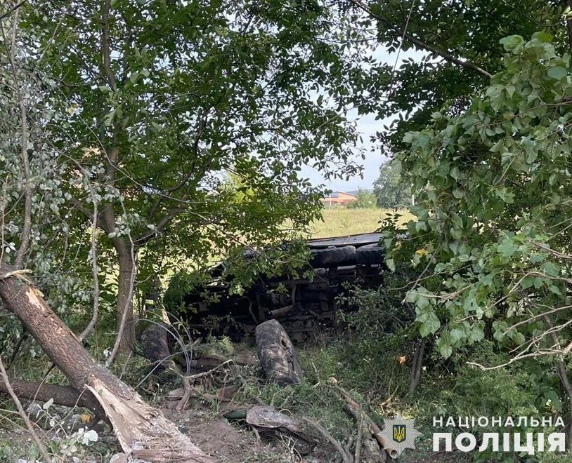 Унаслідок перекидання вантажівки на Львівщині загинула людина, ще двоє травмовані