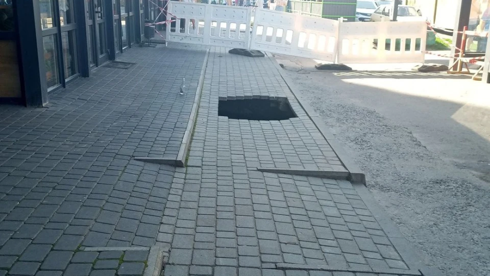 У Хмельницькому двоє людей впали у каналізаційний колектор