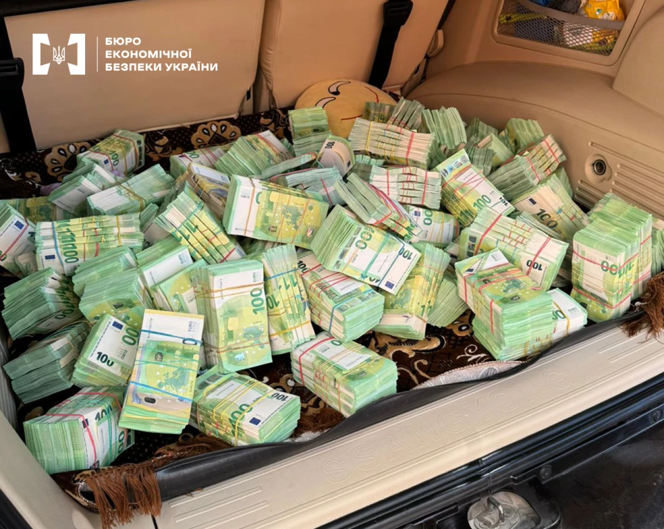 Детективи БЕБ затримали бухгалтерку постачальника Міноборони з €4,7 млн в багажнику авто