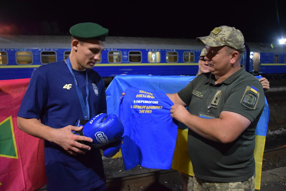 На кордоні з Польщею зустріли олімпійського чемпіона з боксу Олександра Хижняка