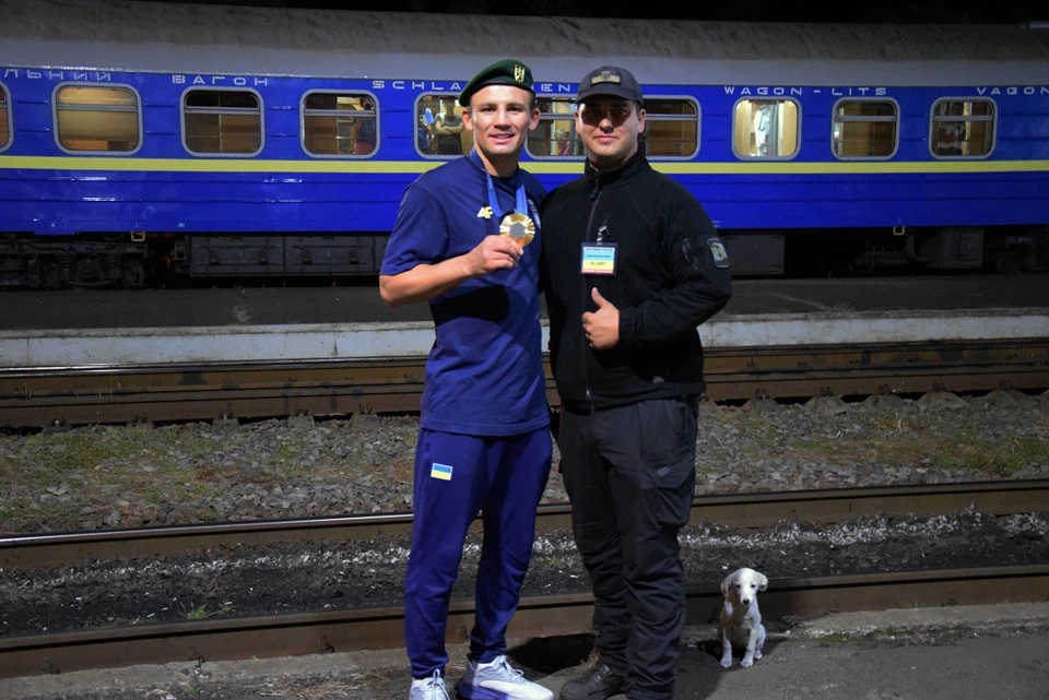 На кордоні з Польщею зустріли олімпійського чемпіона з боксу Олександра Хижняка