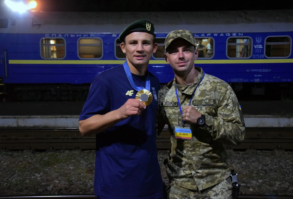 На кордоні з Польщею зустріли олімпійського чемпіона з боксу Олександра Хижняка