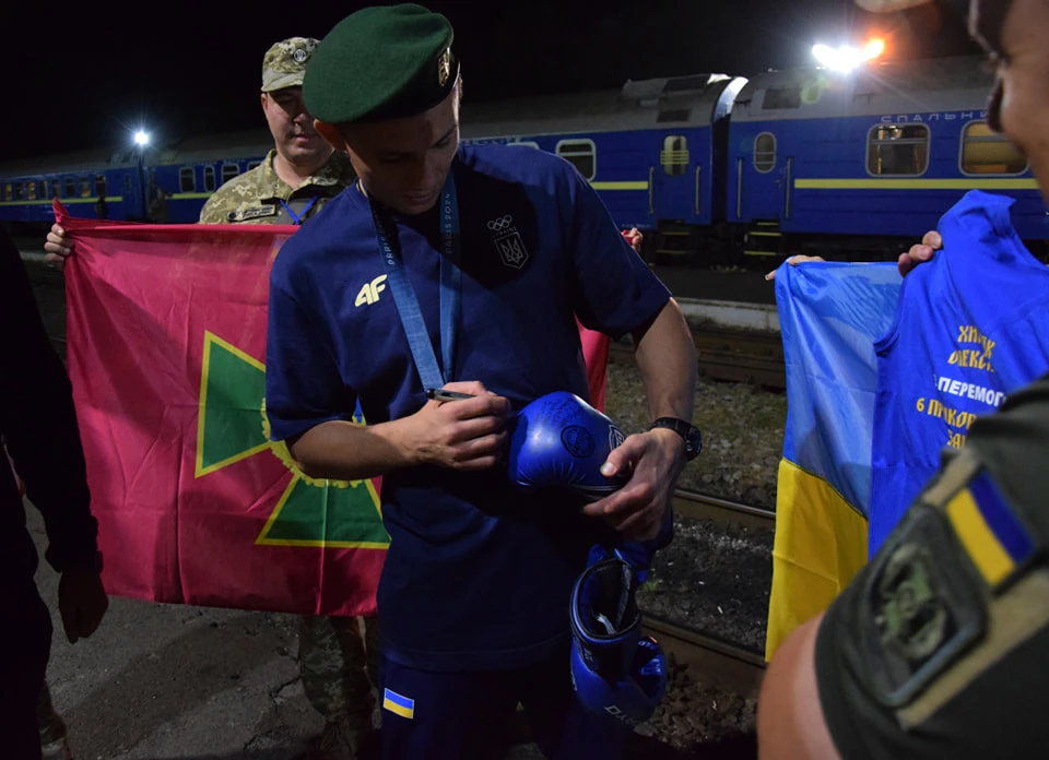 На кордоні з Польщею зустріли олімпійського чемпіона з боксу Олександра Хижняка